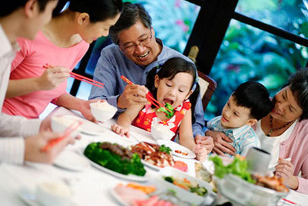 Vì sao trẻ dễ bị ngộ độc ngày Tết? Vì sao trẻ dễ bị ngộ độc ngày Tết?